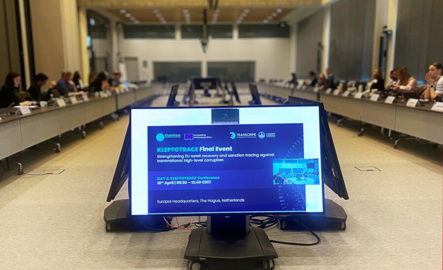 Imagen sala de debate con los asistentes a la reunión.